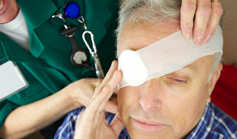 ¿Sabes qué hacer después de una lesión ocular? Las lesiones en los ojos pueden ser leves o severas y son más comunes de lo que uno pensaría. Aprende que puedes hacer después de una lesión en los ojos para prevenir más daño y proteger tu visión.